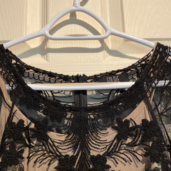 STUNNING LACE DRESS MED. - Picture 3 of 5